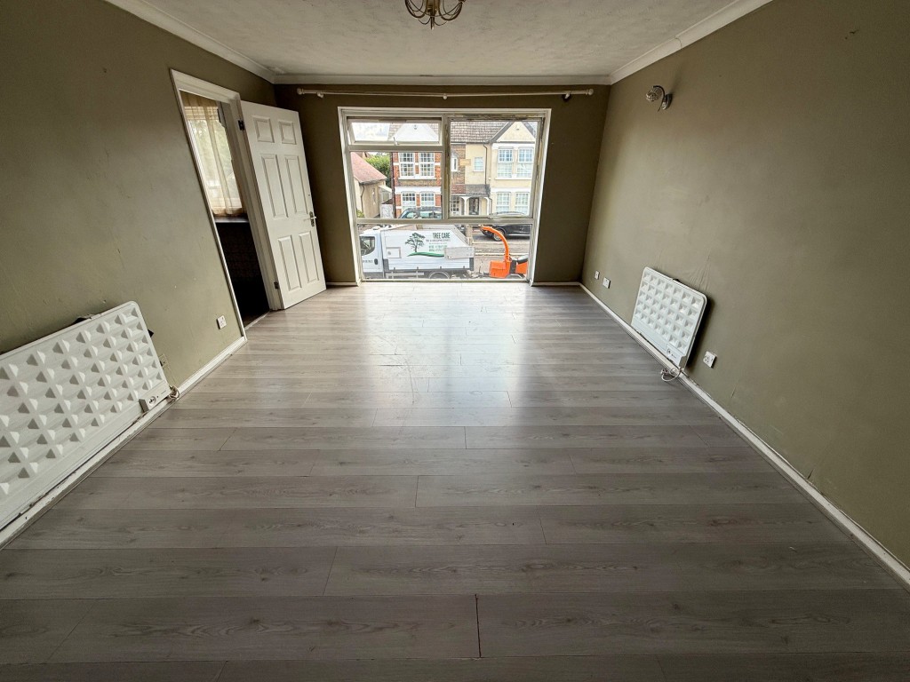 Lot: 31 - FIRST FLOOR FLAT FOR IMPROVEMENT - Rectangular reception room with window to front aspect